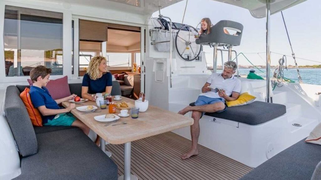 Lagoon 40 - Cockpit